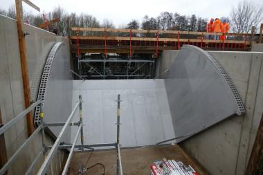 Enerzijds wordt het beekdal een gestuurd waterbergingsgebied, anderzijds is het een verbeteringsproject voor natuur en landbouw. Vlakbij de A67 is er een dubbele kantelstuw gebouwd.