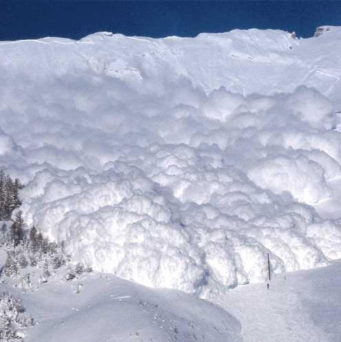 3. Lawines Lawines kun je alleen in gebieden vinden met bergen en sneeuw. Een lawine is een grote massa sneeuw die opeens met grote snelheid van een berghelling rolt. Hoe ontstaat een lawine precies?