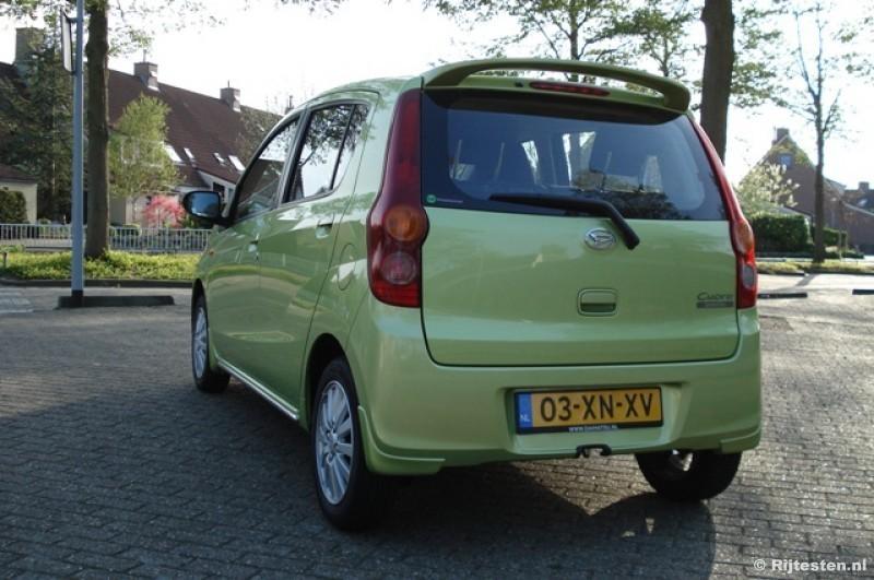 De zuinigste benzine auto ter wereld beweert Daihatsu. De gemiddelde fabrieksopgaven van 4.4 liter per 100 km hebben wij helaas niet weten te realiseren. Wij kwamen uit op een 6.3 liter.