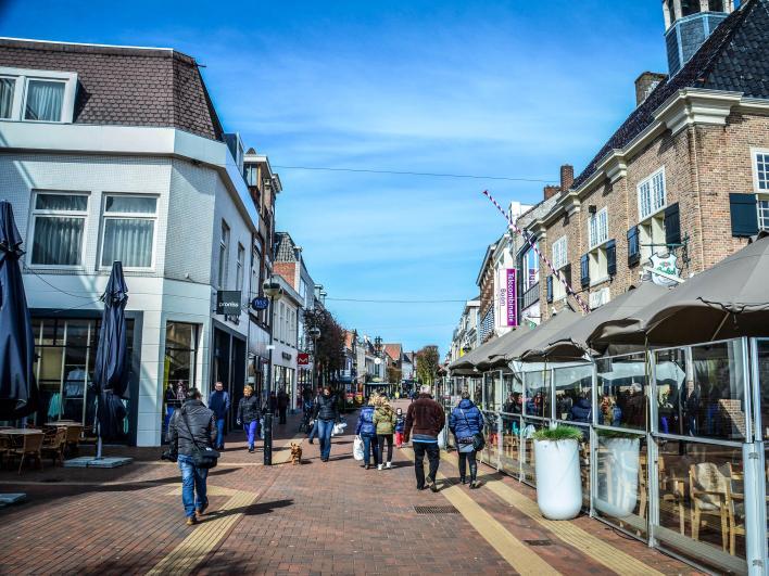 19 Grotestraat Grotestraat De Grotestraat is dé winkelstraat van Almelo, een lange straat van noord naar zuid.