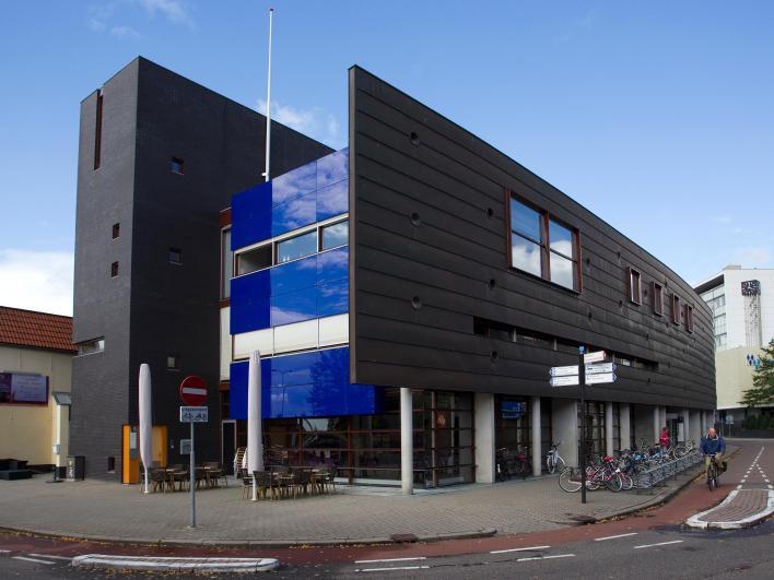 Water in Almelo 10 km 1 Bibliotheek / Tourist Info Het Baken 3 De architect heeft geprobeerd om met dit speelse gebouw tegenwicht te geven aan het