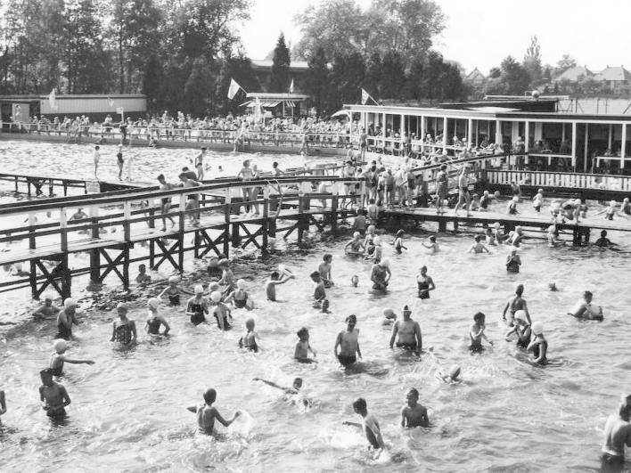 10 Sportpark Sluiskade Noordzijde Al sinds 1919 is er op deze locatie een zwembad.