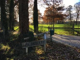 Foto rechts: bosje en overhoekjes aan zuidzijde schuur. Kloofpalen en hekwerken zijn geplaatst als onderdeel van de omheining van het erf en naastgelegen agrarisch perceel.