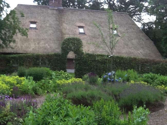 Erfinrichingsplan Plashinne 2017 9 Het hofje aan de noordzijde van de woonboerderij was bij aankoop een grasveld omgeven door een beukhaag.