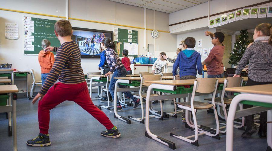 7. ENERGIZERS IN DE KLAS, EEN BRONNENOVERZICHT THEORIE Er is in Nederland inmiddels een ruim aanbod aan bewegingstussendoortjes verkrijgbaar.