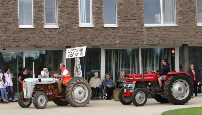 Oldtimerrit Marnik Vandenbroucke (feestcomité) organiseert jaarlijks een oldtimerrit voor traktoren.
