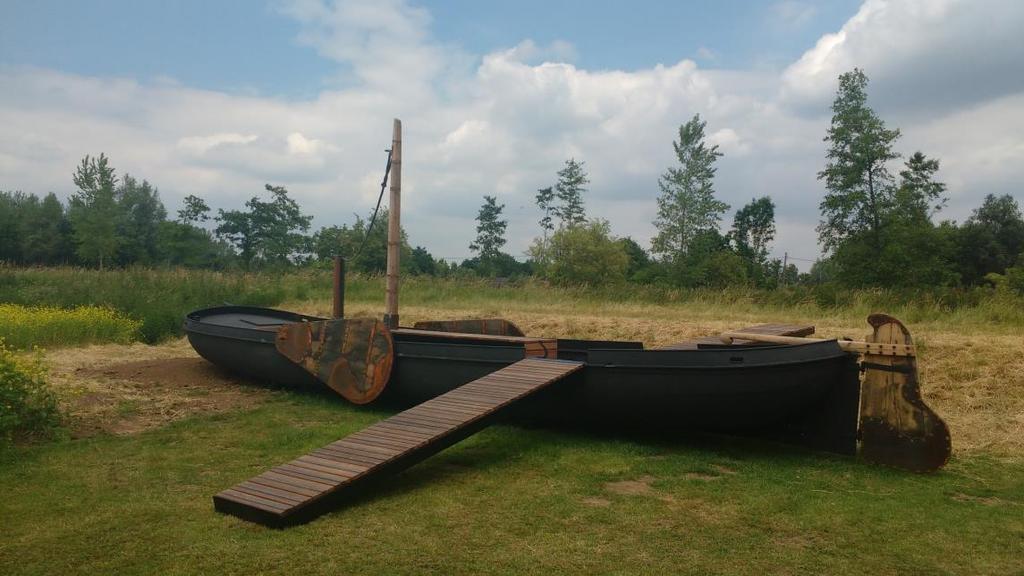 over het water getrokken werden. Picknickboot aan Demeroever, Zichem In augustus 2017 werd de tweede Demerbaken geopend in Langdorp.