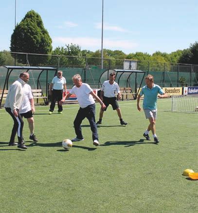 Het stimuleren van sport en/of bewegen beïnvloedt de zelfredzaamheid aantoonbaar positief en bevordert tevens sociale contacten.