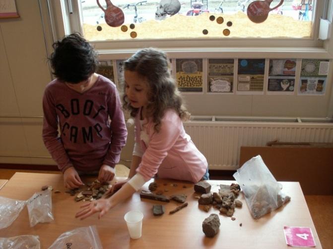 ARCHEOLOGIE IN GROEP 4 Helmond (Brandevoort) Hoezo zijn kinderen op de basisschool nog te jong voor archeologie? Zij blijken juist reuze enthousiast voor dit onderwerp.
