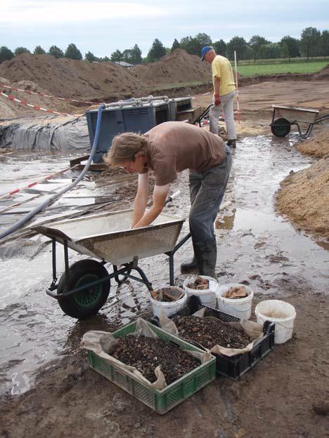 Daarnaast is ook de grond uit de kabelsleuven nagezocht. Daarbij zijn verschillende scherven verzameld van aardewerk dat dateert vanaf de late middeleeuwen tot nieuwe tijd.