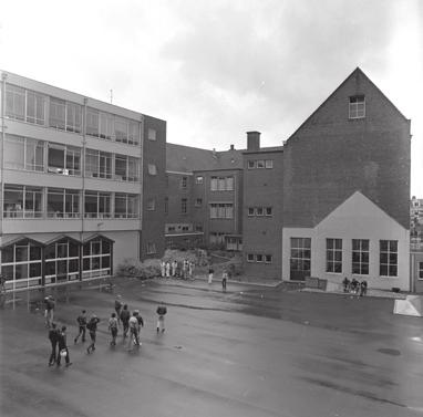 de beide zijvleugels werden eveneens moderne trappenhuizen toegevoegd.