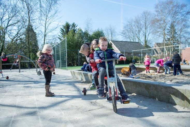 Kleutergym en buitenspelen: Bij slecht weer gymmen we in het speellokaal. Dit doen we in ons ondergoed op gymschoenen.