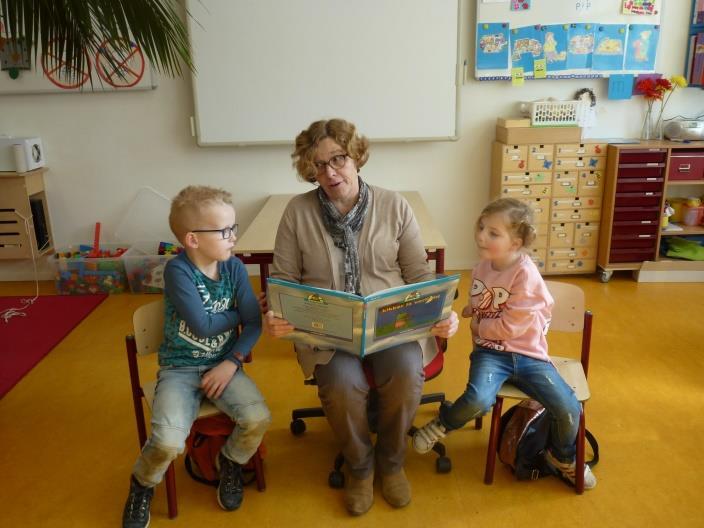 Hulpjes Iedere dag mogen er twee andere kinderen naast de juf zitten.