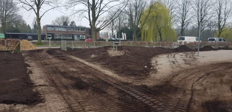 Schoolplein Het is u vast wel opgevallen dat er deze week druk gewerkt wordt aan het schoolplein.