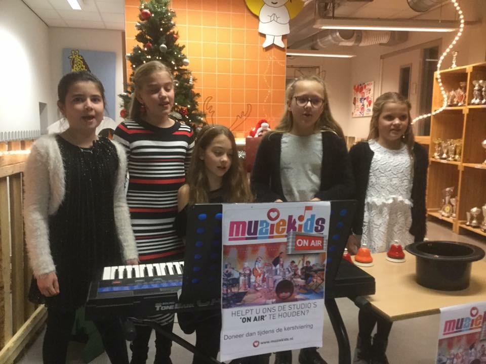 samen met kleine groepjes kinderen muziek te maken. Muziekids was dit jaar het goede doel dat we met de school tijdens de kerst hebben gesteund.