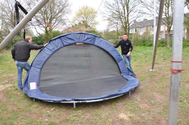 trampoline zodat deze niet valt.