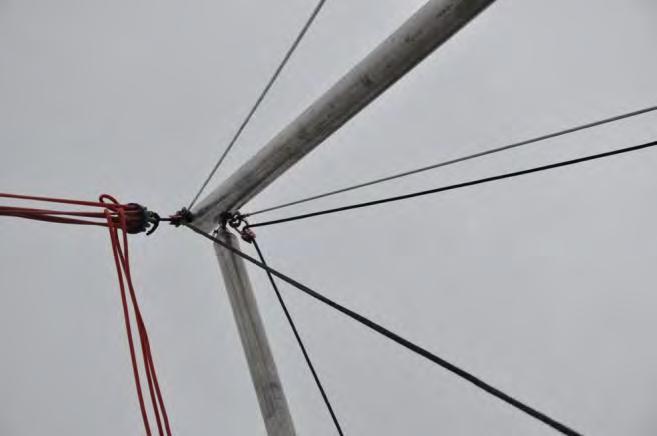 2 Neerlaatinstructies Handel bij het neerlaten als volgt: - Controleer de bungee trampoline op beschadiging en meld eventuele schade aan De Toren. 073-5117747.