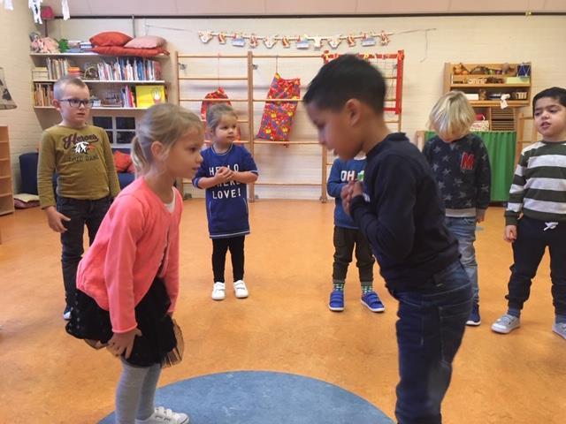 Op de foto s is te zien hoe kinderen deze groet samen doen. De tweede les wordt e.e.a. opgefrist en gaan de leerlingen aan de slag op een grote poster.