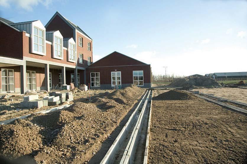 Vijf jaar na de eerste ingebruikname moest het veld in de toegangsweg naar de parkeerplaats achter het kantoor in Papendracht wijken voor de fundering van de kantooruitbreiding.