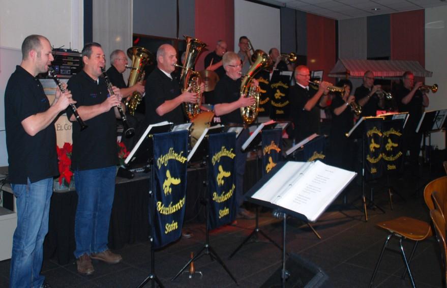 verzorgen.... op zondagmiddag 27 oktober gaven de Dirgelländer Muzikanten natuurlijk acte de presence op hun eigen 1e Steinder Oktoberfest in de Fanfarezaal te Stein.