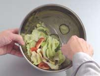 8 Schep de salade in de