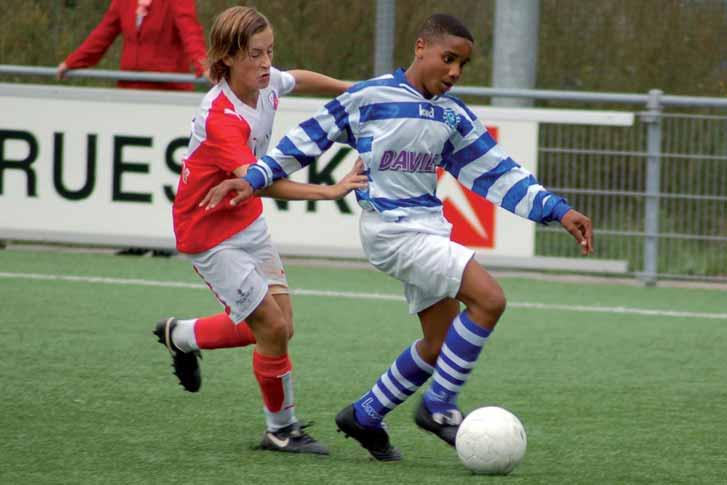 Aanvallen A-0 Deel A-0 vert, zijn dit namelijk wel de spelers die later het verschil kunnen maken en een wedstrijd kunnen openbreken. (Afb-0) (Afb-) een eindpass of een voorzet geven.