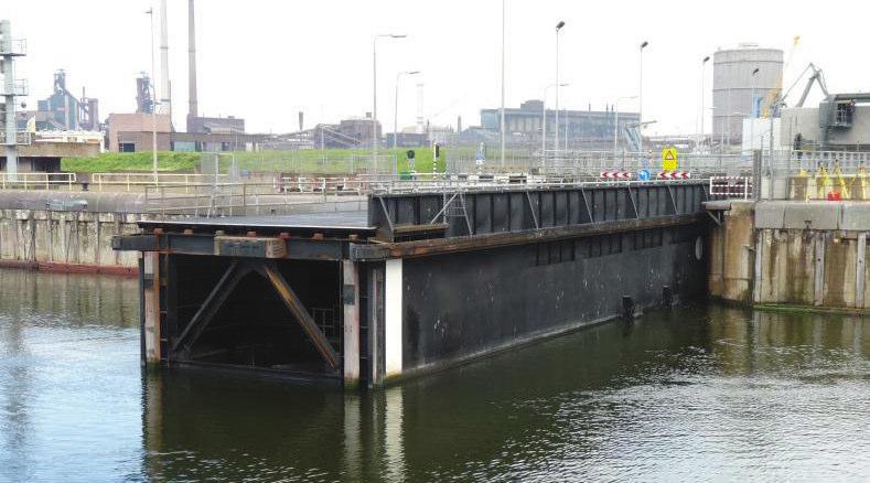 zwaarder dan de drie nieuwere deuren. Een deur is ca. 20m hoog, 53m lang en 7m breed.