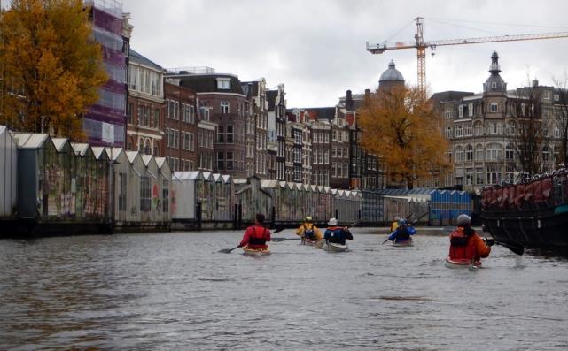 7 km/u 413cm 149m Laten we hopen dat de IJssel weer snel op zijn oude peil komt. Een dagje Amsterdam Hans Ferwerda Op zondag 11 november maakten we een kanotocht door Amsterdam.
