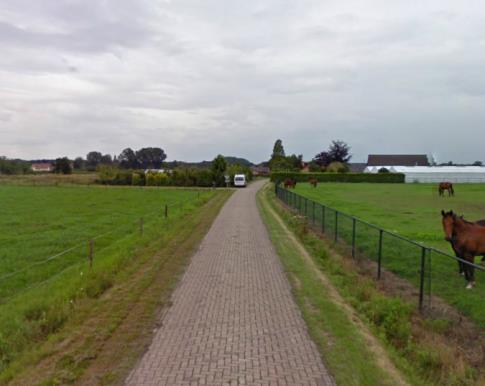 De weg is een verbindingsweg naar Ulvenhout en Meerle (België).