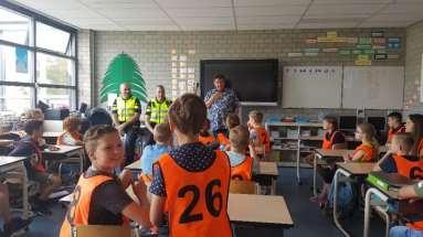 mei was het zover! Een spannende dag voor groep 7. Alle kinderen stonden om half 9 klaar met hun eigen fiets om het praktijkgedeelte van het verkeersexamen af te leggen.