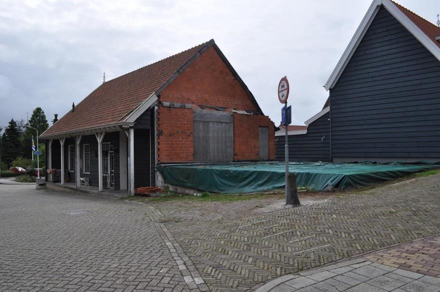 Midden in het dorp Nieuwerkerk Bieden wij u een uniek object te koop aan. Een grote schuur/loods met de mogelijkheid om een woning te bouwen.