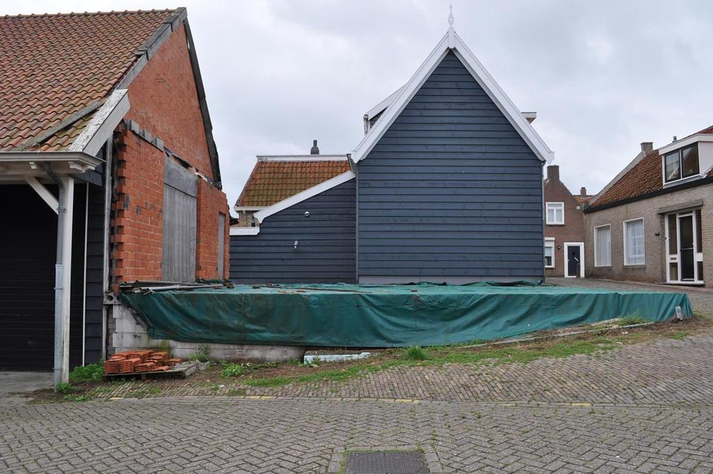 Woning: De betonvloer van de woning is aanwezig, ook zijn er tekeningen en een goedgekeurde aanvraag van de gemeente.