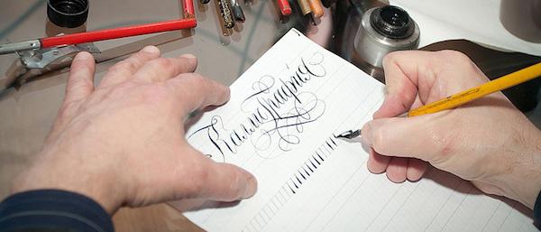 Opdracht 3 Echte Letters Kalligrafie is een kunstvorm gerelateerd aan schrijven. Het is dus echt een kunst die je jezelf moet aanleren. We gaan door met oefenen!