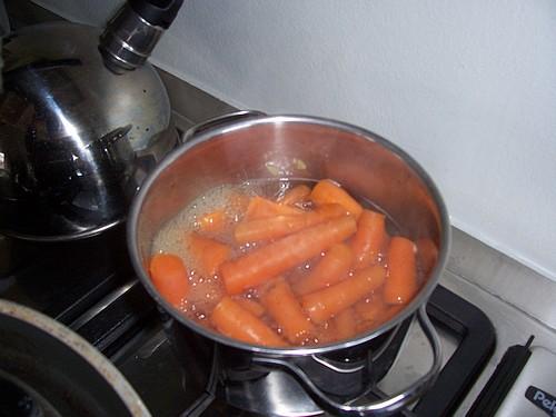 Aan het eind van de middag zijn we allemaal weer thuis. Snel koken en eten, want Jante moet om kwart over zes trainen. Henk Jan en Jante voetballen beide bij vv Beetgum.