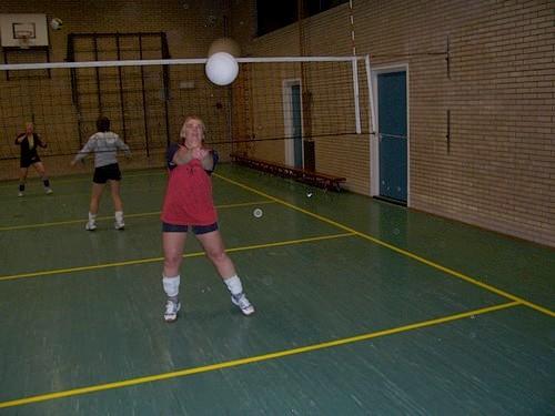 Later op de avond ga ik naar de gymzaal in Beetgumermolen. Hier train ik met het damesteam van volleybalvereniging Beetgumermolen. Ik ben al negen jaar lid. We hebben een ontzettend gezellig team.