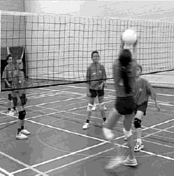 badmintonveld te gebruiken en een achterlijn te trekken op 4,5 meter gemeten vanaf de middenlijn.