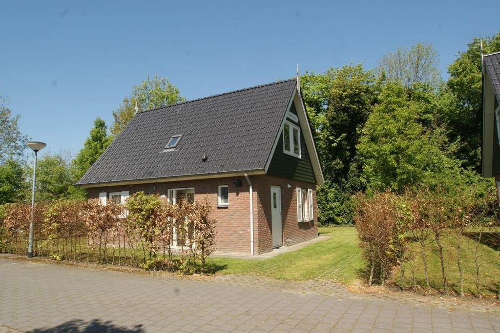 ZUIDWEG 18-17 ZONNEMAIRE BROCHURE Op het zeer rustige, kleinschalige park " Villemaire " bieden wij te koop aan deze vrijstaande recreatiewoning voorzien van luxe en comfort met eigen parkeerplaats