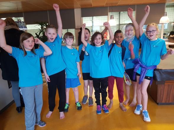 Nieuws van sport en bewegen Schoolbadmintontoernooi Woensdag 13 februari hebben wij voor de derde keer meegedaan met het schoolbadmintontoernooi. Met 2 teams dit keer.