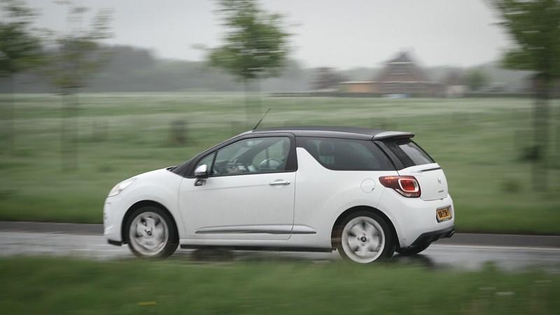 scheurijzertje. Welnu: datzelfde stempel kunnen we ook drukken op de DS3 Cabrio. Sturen, schakelen, het gaat allemaal heerlijk direct en met veel gevoel.