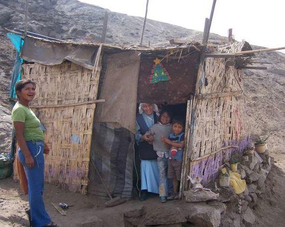 Onze projecten in Lima Los niños pobres Huisvesting Heel veel arme gezinnen wonen in onveilige wijken of wonen in hutjes gemaakt van doeken en stro. Dit is vaak onhygiënisch.