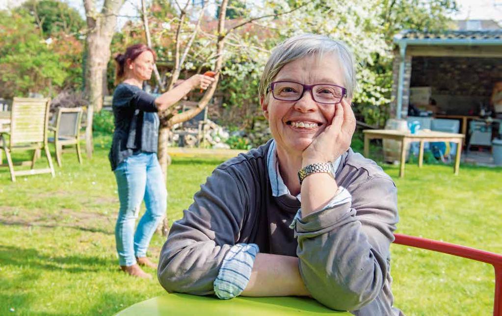 Pensioenzaken regelen Marianne heeft een zaakbehartiger Mijn zus regelt mijn zaken Marianne Pohlen (64) werkt al jaren met veel plezier bij swbedrijf Westrom in Roermond.