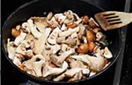 Voeg daarna de knoflook en paddenstoelen toe. Laat het geheel staan op middenhoog vuur en roer regelmatig om.