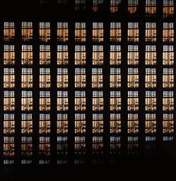 Sequentie van Jan Dibbets Voor dit werk heeft de Nederlandse kunstenaar Jan Dibbets (1941) van zonsopgang tot zonsondergang elke tien minuten een opname gemaakt van een uitzicht door een raam in het