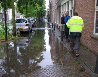 Klimaatverandering: meer heftige regenbuien en langere periodes droogte Naast de verstening en verstedelijking wordt de kans op wateroverlast vergroot door de klimaatverandering.