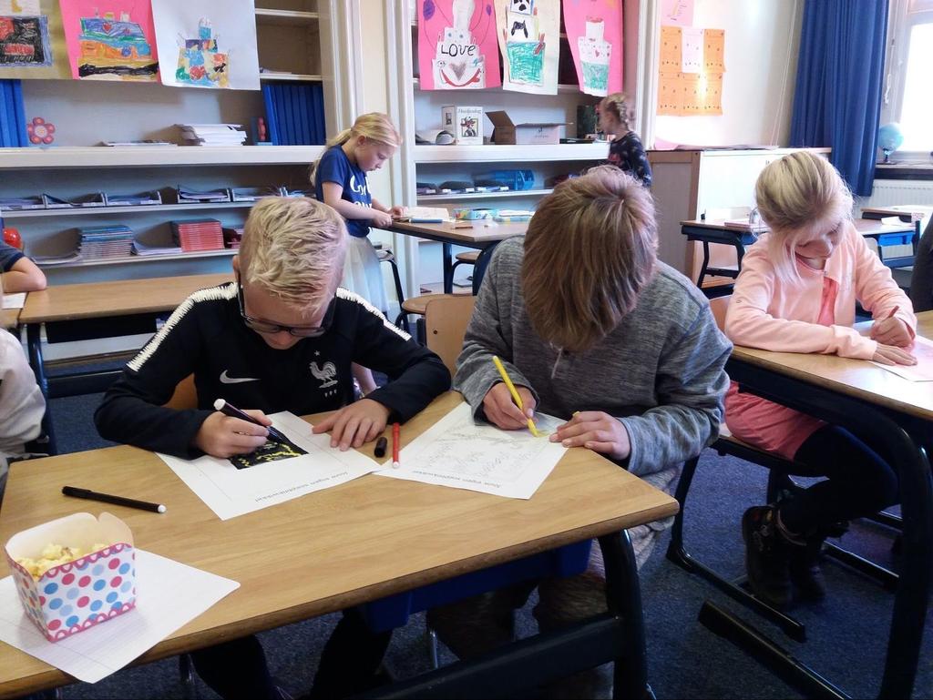 Taarten In de klas maken wij voor elkaar een hele mooie taart. Ik geef er zelf een aan carlijne en ik krijg er zelf een van carlijne en een van yarno.