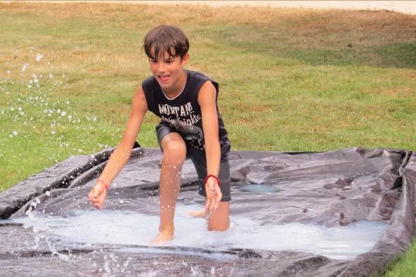 Er waren allerlei activiteiten die met water te maken hadden maar dat was vooral met water uit de waterput de kinderen mochten vanwege het droge weer niet het water