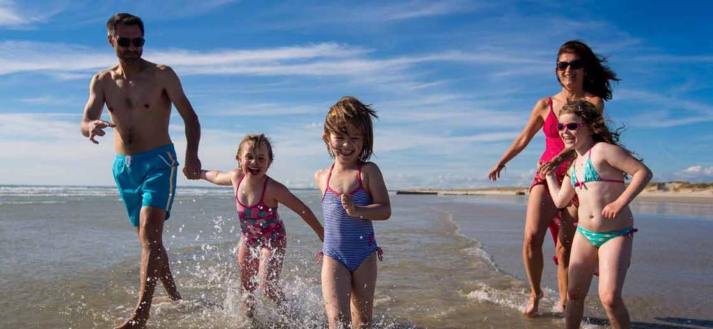 Geniet van het witte zandstrand en de oceaan.