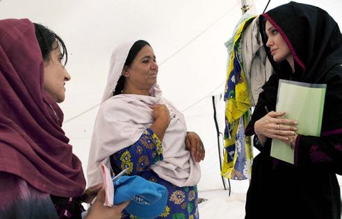 actrice Angelina Jolie bracht begin februari een bezoek aan het kamp dat ADRA in Bangladesh heeft ingericht om Rohingya vluchtelingen op te vangen.