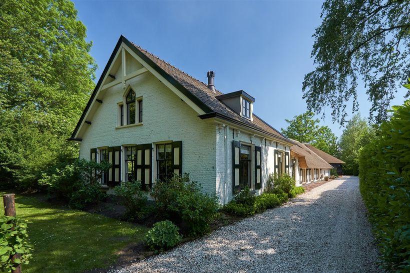 Aan de voet van de Loosdrechtse Plassen ligt deze fraaie karakteristieke woonboerderij uit het jaar 1890 op een perceel van 12.665 m2 eigen grond.