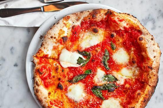 Pizza Margherita uit een echte steenoven Pizza Margherita uit een echte steenoven Het volledige recept voor deeg, sauce en topping Misschien wel de bekendste pizza ter wereld.